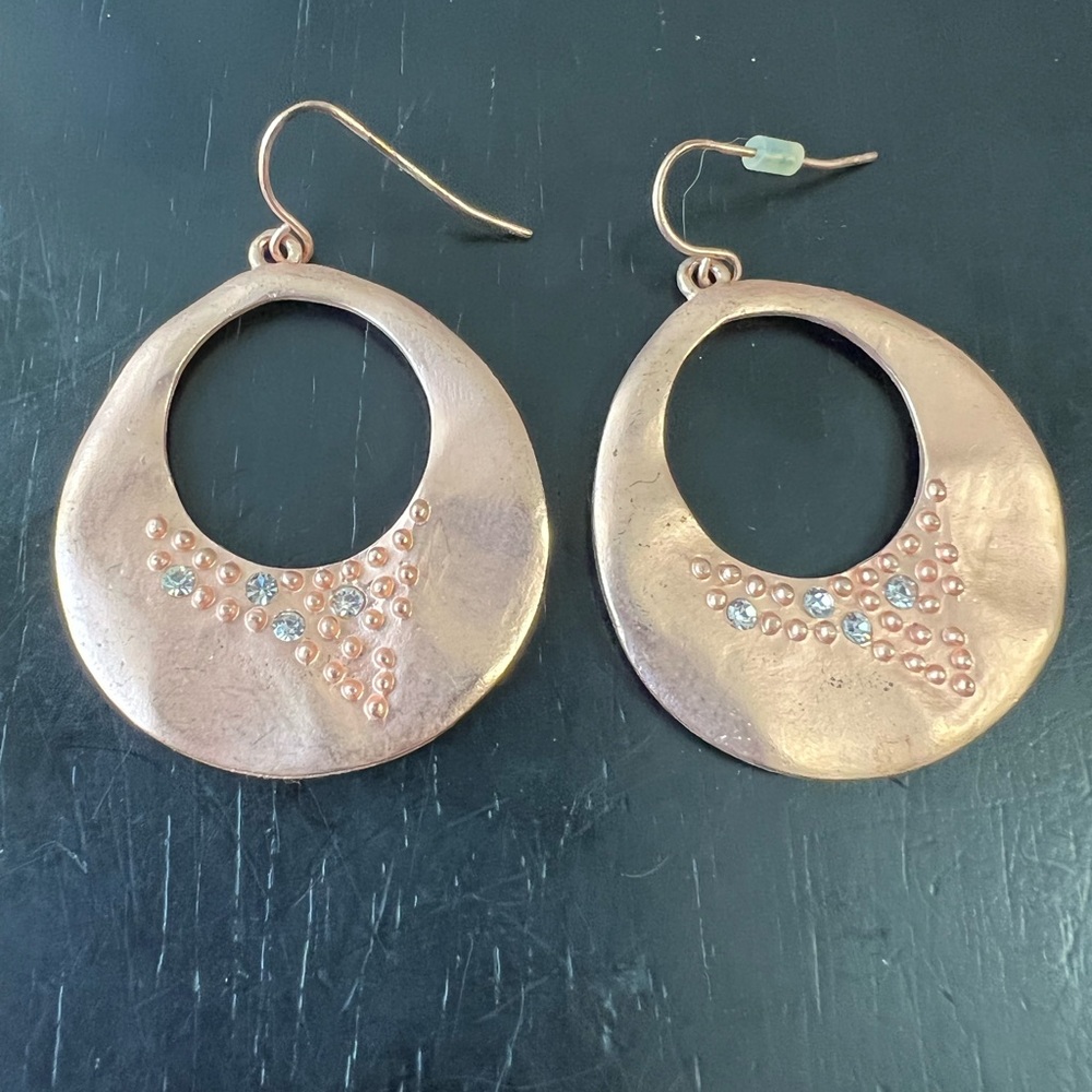PRE-OWNED 2” COPPERTONE W/CLEAR CRYSTAL HAMMER LOOK PIERCED DANGLE EARRINGS CTM1